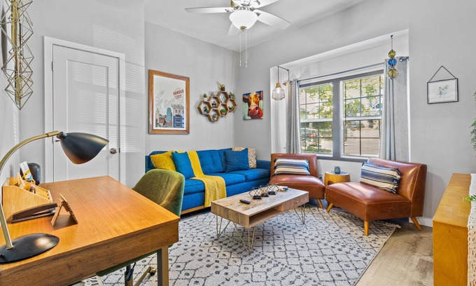 Southmoreland Casa | The Lounge minutes f/ Plaza, Downtown and UMKC! Bungalow Minutes F/Plaza!