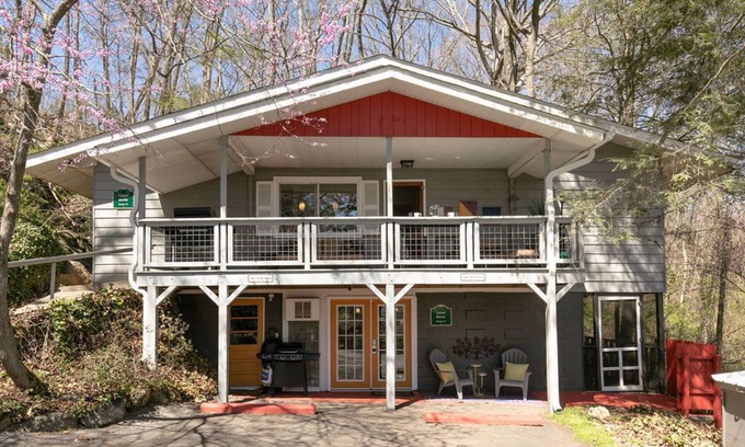 East End - Valley Street Chalet De Esquí | The Lower Berne offers all the conveniences of home in a secluded wooded setting