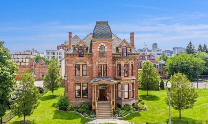 Midtown Condominio | The Lucien: Historic Condo in Heart of Brush Park