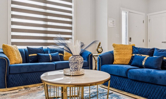 Southwest Calgary Casa | The Luxe Haven - Family & Pet Friendly Gateaway near downtown