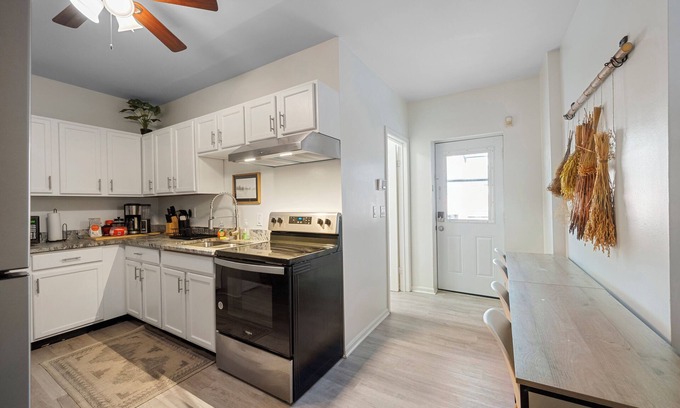 Short North Apartamento | The Luxe Pearl Residences 870.5 – The Perfect Couple’s Getaway in Short North!