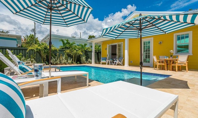 Grandview Heights Casa | The Luxe Sunshine Villa w/ *Private Pool House*