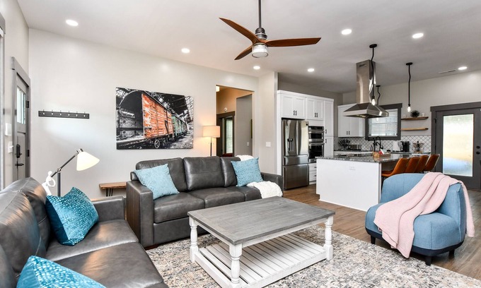 Dunean Casa | The Luxury Mill 5 Minutes to Downtown + King Bed
