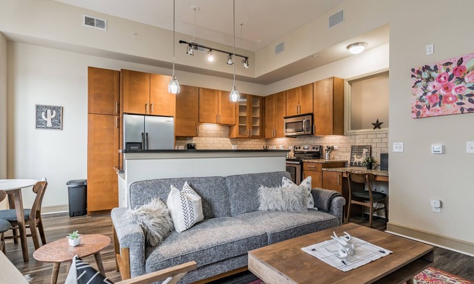Greenway Plaza-Upper Kirby Casa | The Luxury Suites of Houston