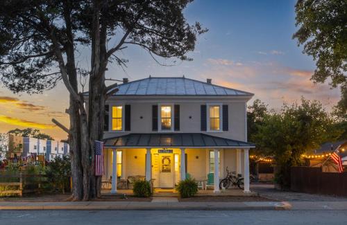 Issue Casa | The Lyellton House: Water View, Steps from Beach