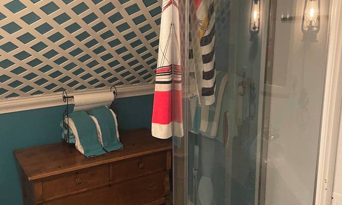 Manistee Cama Y Desayuno | The Mackinaw Suite, Private entrance, Fully Furnished, King Bed, 1861 Victorian