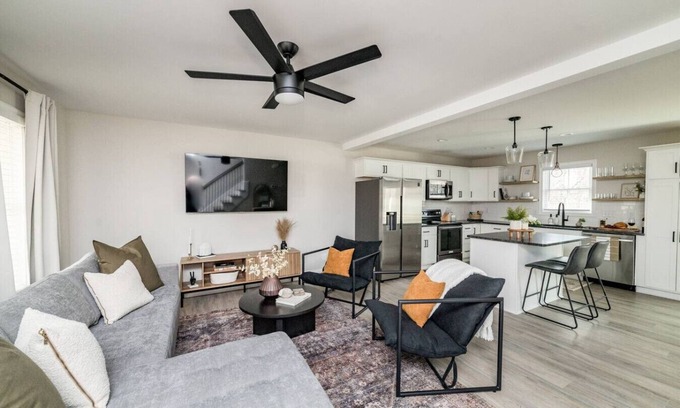 Madison Heights Apartamento | Sleeps 20 | Family-friendly | Near DT LYH & LU