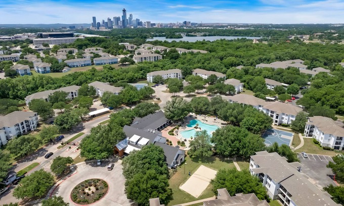 Pleasant Valley Apartamento | The Magenta - Bold Design + Prime Location + Sleeps 12 + Amenities