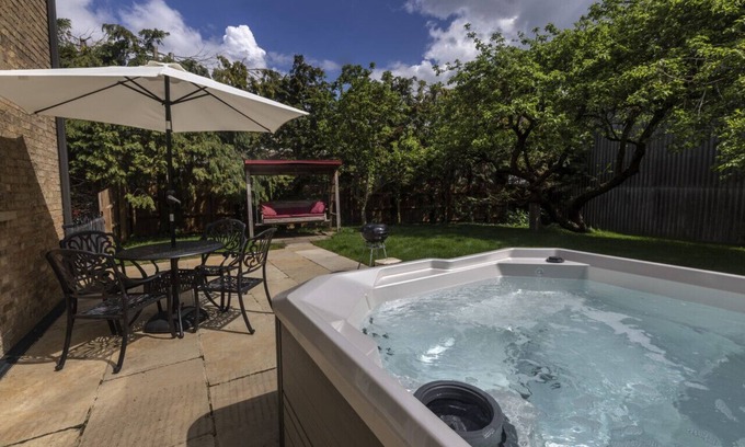 Sawtry Otro | The Maid's Cottage · Rural hideaway in a cosy farm cottage with hot tub