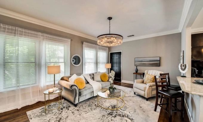 Old East Dallas Condominio | The main living area includes a spacious living room, dining area, and spa-inspired bathroom. Guests enjoy complimentary high-speed WiFi, washer/dryer, and all essential amenities for comfort and convenience.
