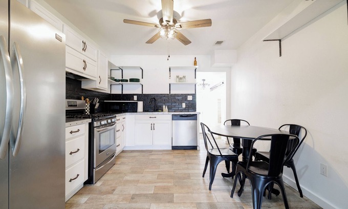 Cuero Casa | The Main St House-Charming 2-bedroom home, fitness room in peaceful Cuero