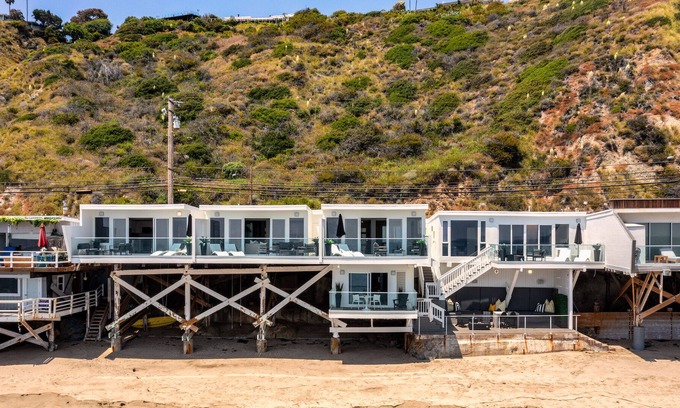 Eastern Malibu Condominio | The Malibu 5 - Buyout - 5 Beachfront units w pvt balcony, parking, beach access