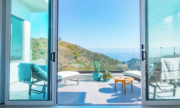 Malibu Casa | The Malibu Modern Oasis - Oceanview 4 Brdrm Surrounded by Canyon Views