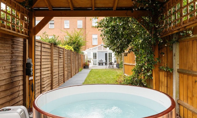 Southgate Green Casa | The Mall - Hot Tub, Parking, Garden, Games Room