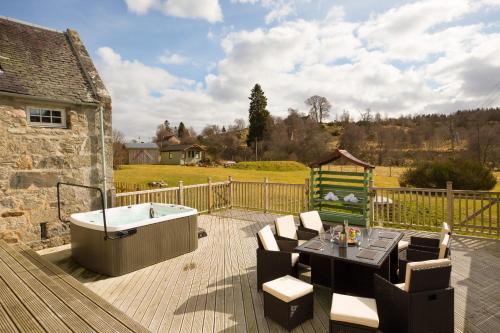 Nethy Bridge Casa | The Maltings - lodge with hot tub
