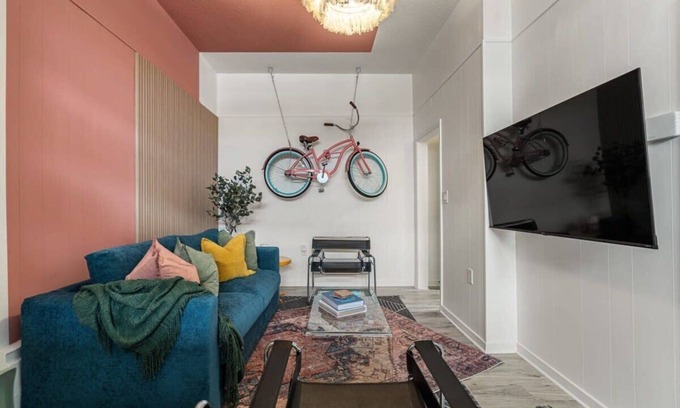 Drumheller Apartamento | The Mango | Vibrant Oasis |Sleeps 4 | Downtown Fun
