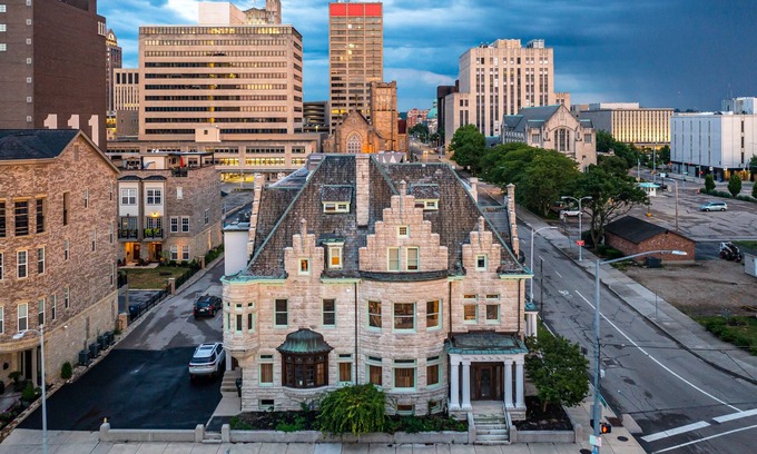 Dayton Casa | THE MANSION ON MONUMENT AVENUE!