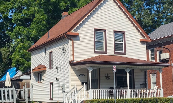 Niagara Falls Casa | Maple Leaf House - ¡A poca distancia de las cataratas y del centro! -Alquiler con licencia