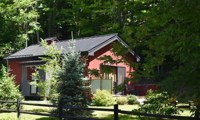 West Hartford Cabaña | “The Maple Moose”, modern cabin near Woodstock