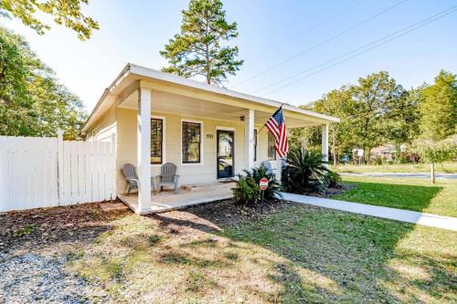 Eau Claire Casa | The Marvelous Miss Margrave-Close to USC- Jackson-Zoo