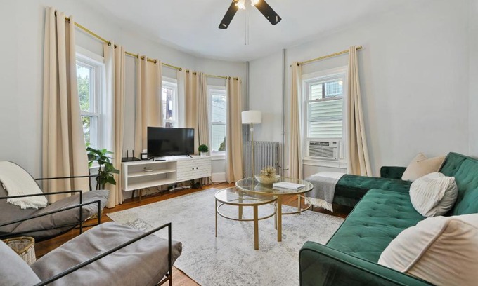 Chelsea Apartamento | The Maverick Downstairs - Lux Apartment - Free Parking - 2 Miles From Airport & Downtown Boston