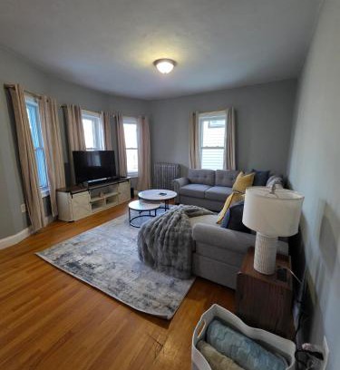 Chelsea Apartamento | The Maverick Upstairs - NEW! - Lux Apartment - 2 Miles From Airport & Downtown Boston