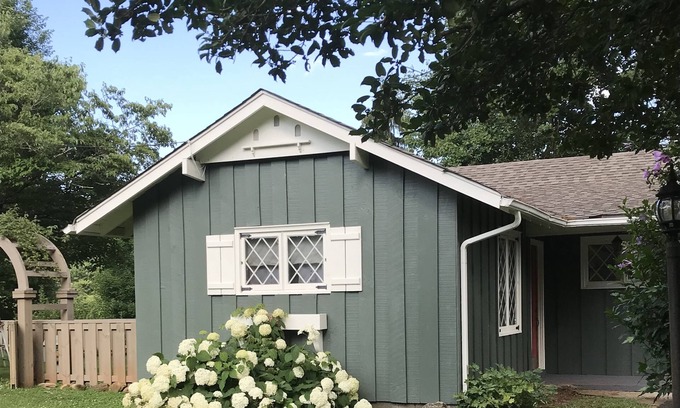 Waynesville Cabaña | The Mayor's Cottage -- Cozy cottage in downtown with easy access to everything