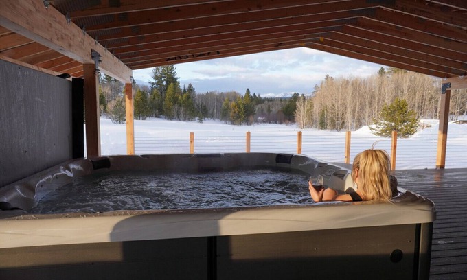 McCall Cabina | The McCall House- Hot Tub, A/C, Huge Covered Patio