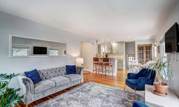 Bowling Green Casa | The Meeker House Charming 3/4 Bedroom Home w/ Hot Tub