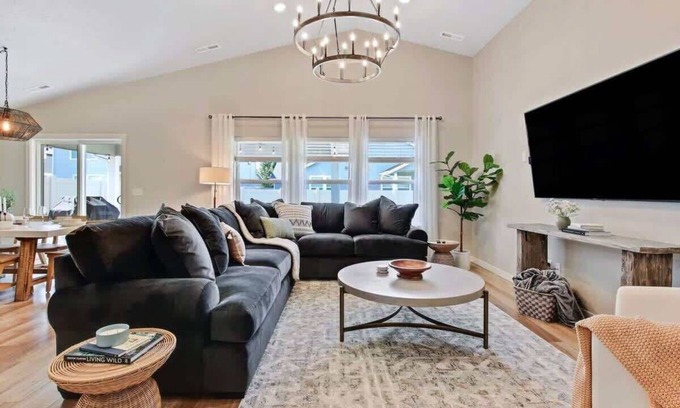 Meridian Casa | The Meridian Manor | Private 4 Bedroom Home