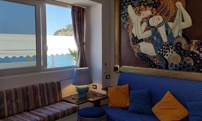Forio Casa | EL APARTAMENTO DE MERIDIANA EN EL MAR CON PLAYA PRIVADA SDRAIO Y UMBRELLA