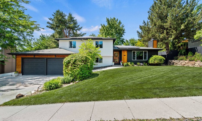 Boise Casa | The Mesa Manor - Fun in the Foothills - Arcade/Patio/Large Kitchen/Comfy Beds