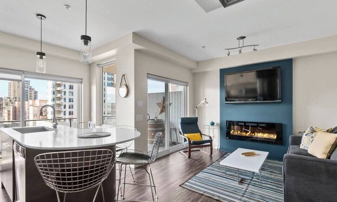 Kelowna Central Business District Apartamento | The Metro | Brand New + Centrally Located