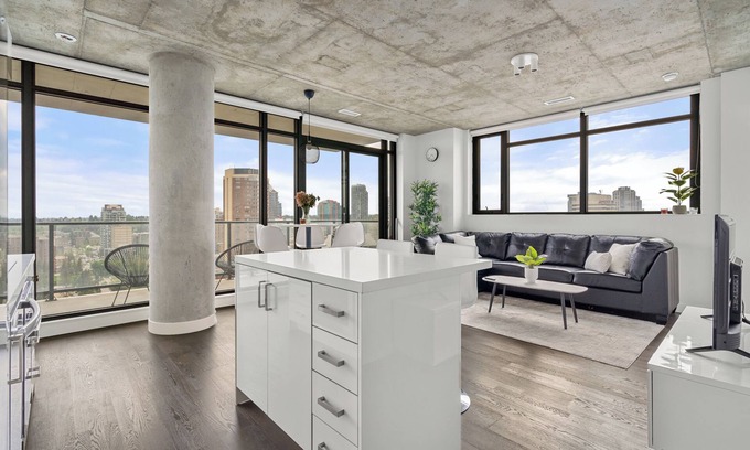 Connaught Casa | The Metro - Swimming Pool + DT City Views!
