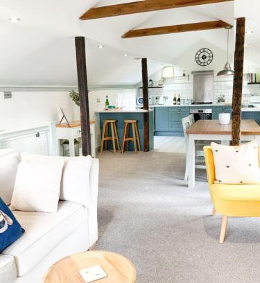 Petworth Casa | The Mews Pet Friendly and Parking