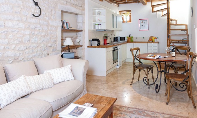 Puligny-Montrachet Apartamento | The Mews, Puligny-Montrachet. Confort, encanto, alegre, granero restaurado, 2 plazas.