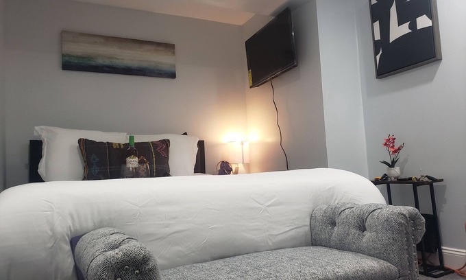 Cranston Apartamento | The Micro-Suite at The Eden Park Inn *Tiny Apt