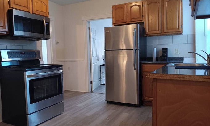 North Providence Apartamento | The Middle flight Spacious 4-bedroom apartment with AC in North Providence