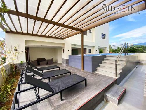 Mandaue Apartamento | The MIDPOINT Residences 2 bedroom for couple or family condo near Ayala Center Cebu and SM City Cebu