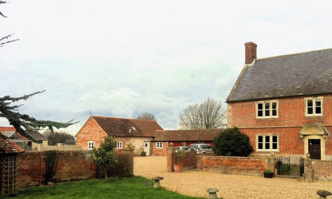 Devizes Cabaña | The Milk House, beautiful dairy cottage, pet friendly and beautiful views