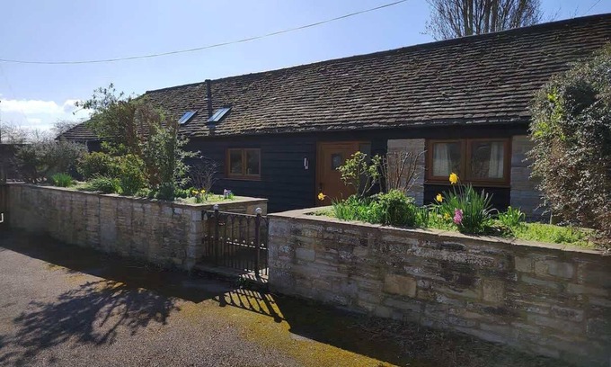 Alcester Cabaña | The Milking Parlour - Cottage within farm grounds