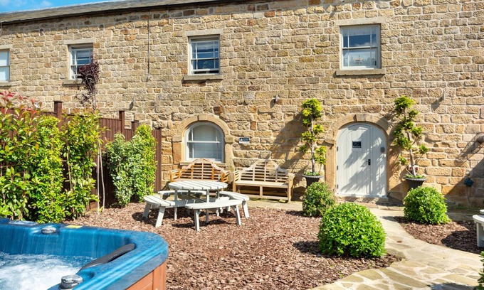 Alfreton Casa | The Milking Parlour Grande -9 bedroom property with hot tub