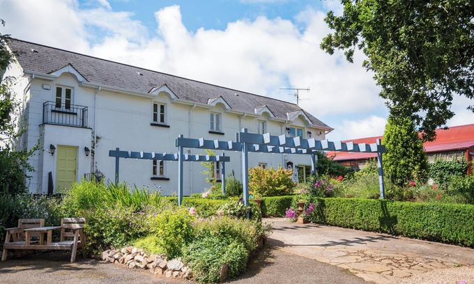 Ashford Apartamento | The Milking Parlour Self Catering first floor 3 Bedroom Apartment.