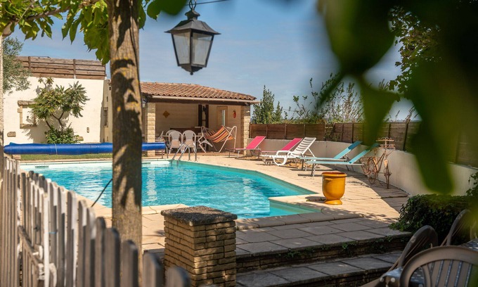 Meynes Villa | Villa de vacaciones de 110 m², piscina, en pueblo tranquilo.