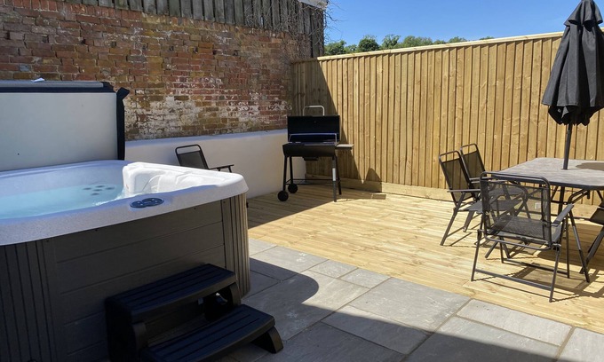 Thornicombe Cabaña | THE MILL, pet friendly, with hot tub in Blandford Saint Mary