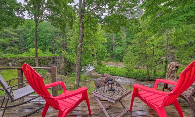 Mill River Cabina | 'The Mill River Cabin' con chimenea y vista al río.