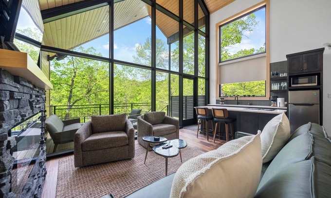 Hot Springs Cabina | The Miller Treehouse, Hot Tub, Near downtown