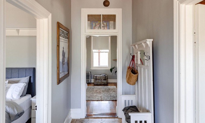 Corryong Cama Y Desayuno | The Miners Cottage. Historic House in the Main street!