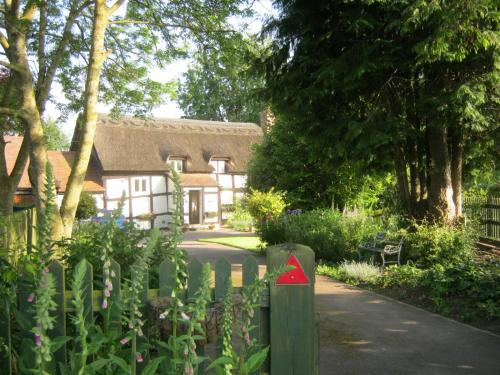 Moreton Cama Y Desayuno | THE MOATS - CODDINGTON A small private thatched cottage B&B located in quiet countryside between Ledbury and Malvern - convenient for the Malvern Three Counties Showground and 5 miles from excellent shops restaurants and Ledbury Poetry Festival