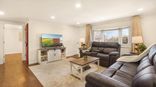 Valley Stream Apartamento | The Mod Pad! 15 min from Airport, Free Parking!